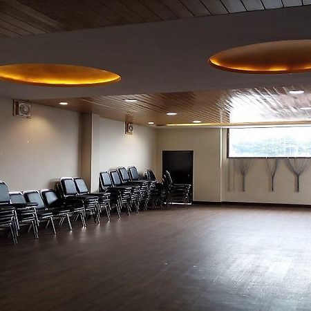 Aangan Regency Hotel Simlá Kültér fotó