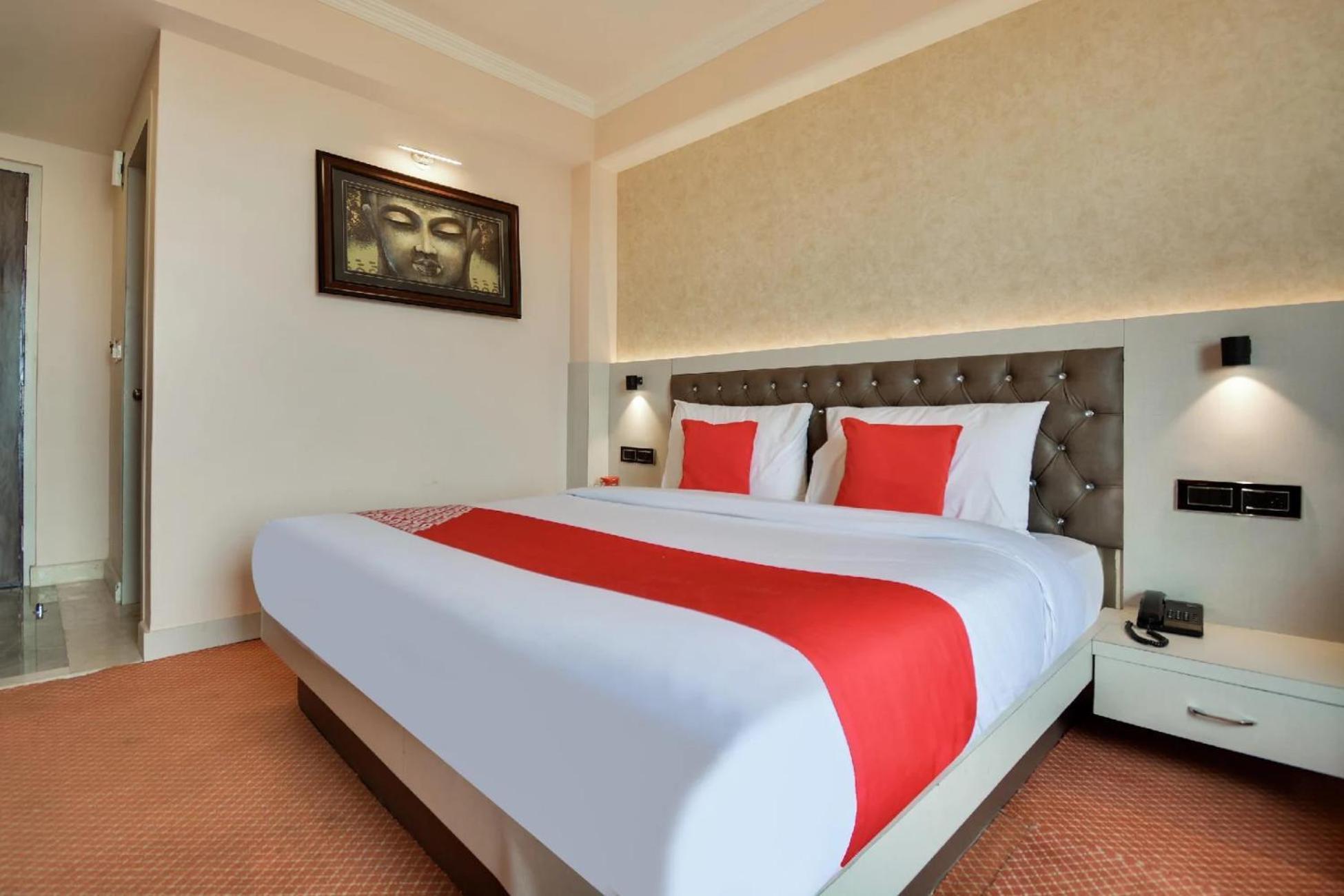 Aangan Regency Hotel Simlá Kültér fotó