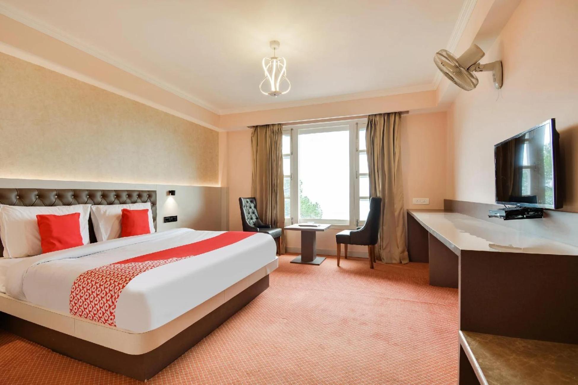 Aangan Regency Hotel Simlá Kültér fotó