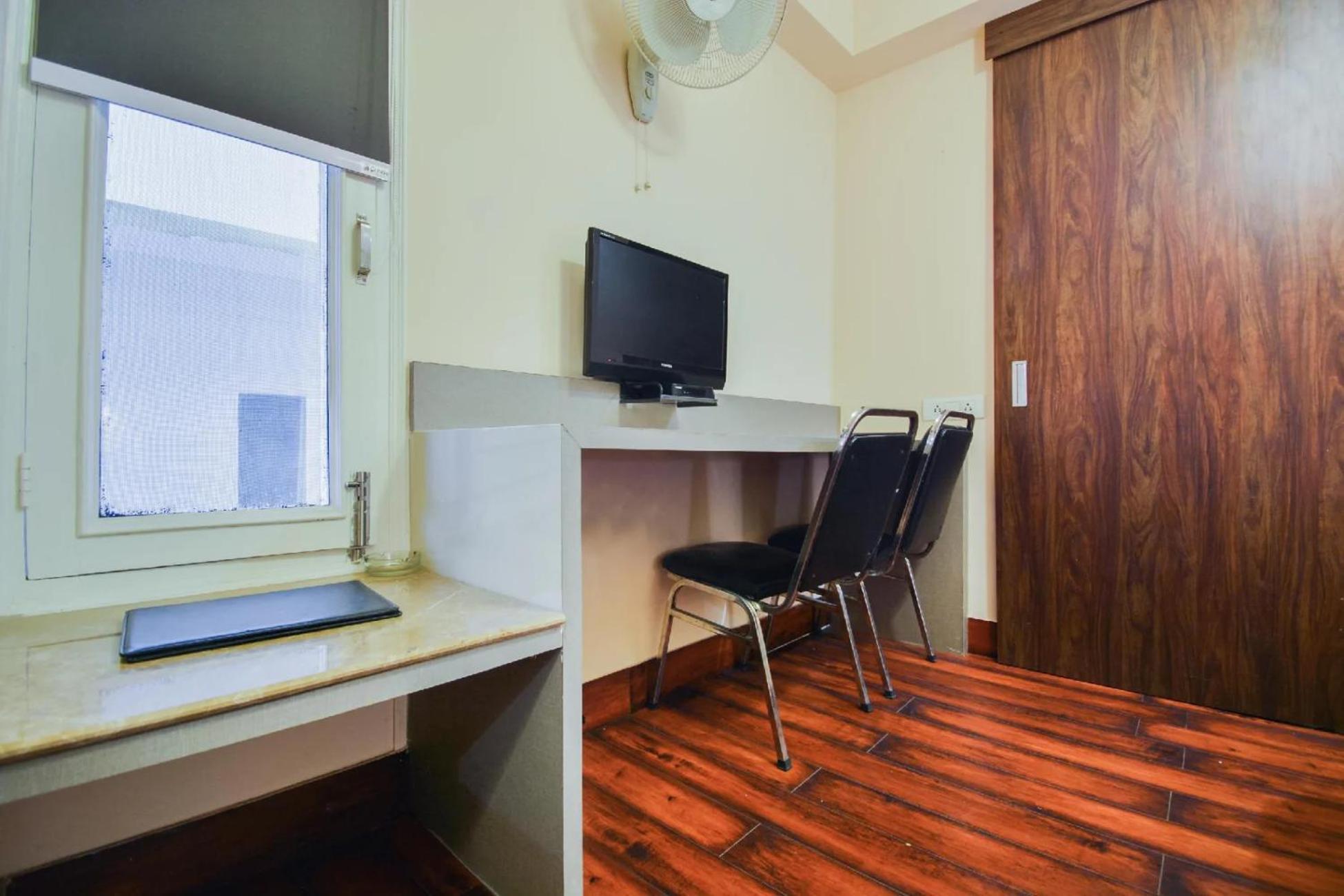 Aangan Regency Hotel Simlá Kültér fotó