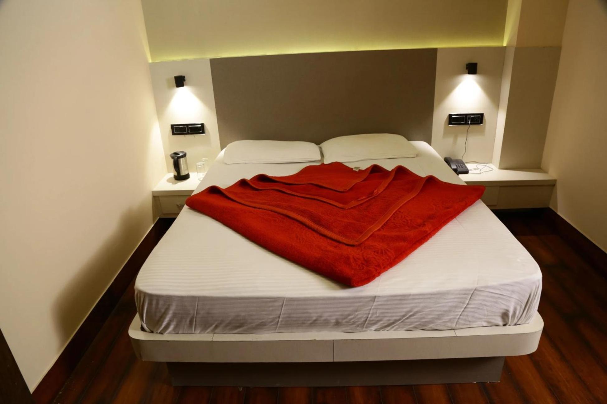 Aangan Regency Hotel Simlá Kültér fotó