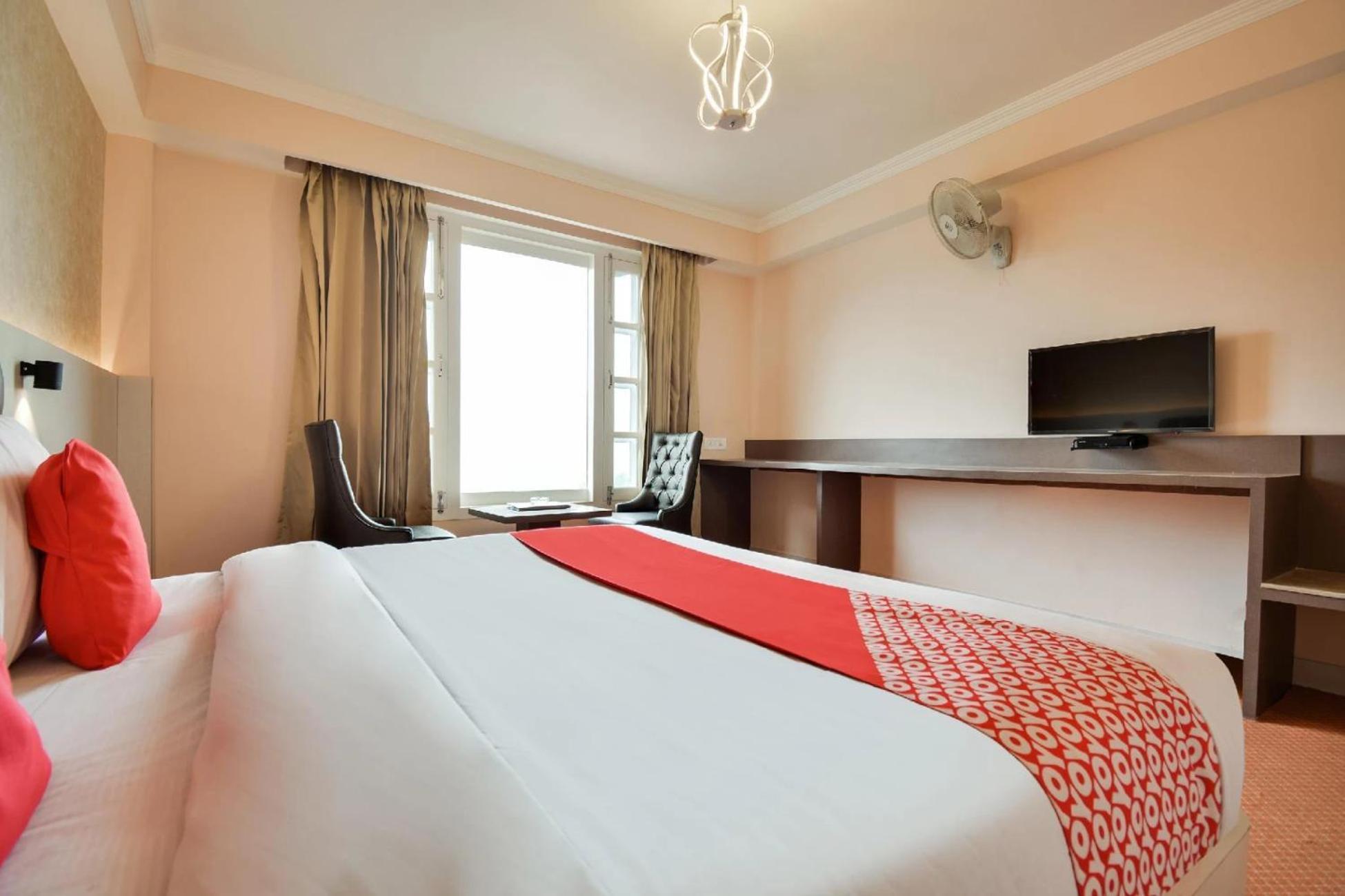Aangan Regency Hotel Simlá Kültér fotó