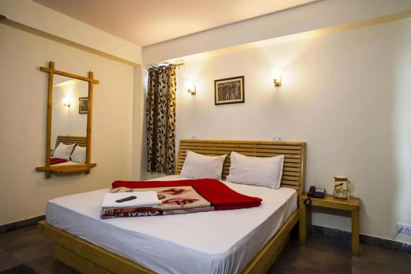 Aangan Regency Hotel Simlá Kültér fotó