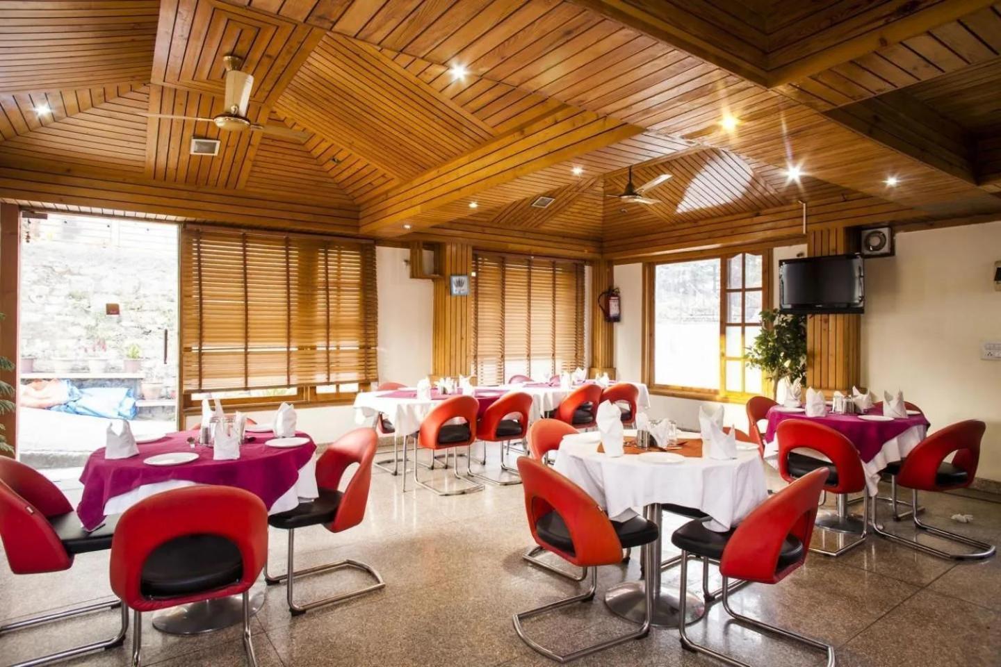 Aangan Regency Hotel Simlá Kültér fotó