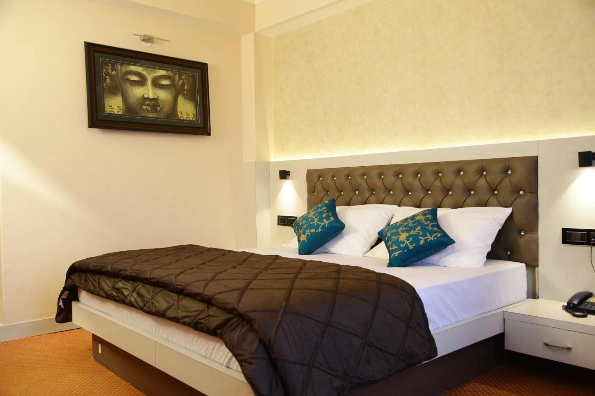Aangan Regency Hotel Simlá Kültér fotó