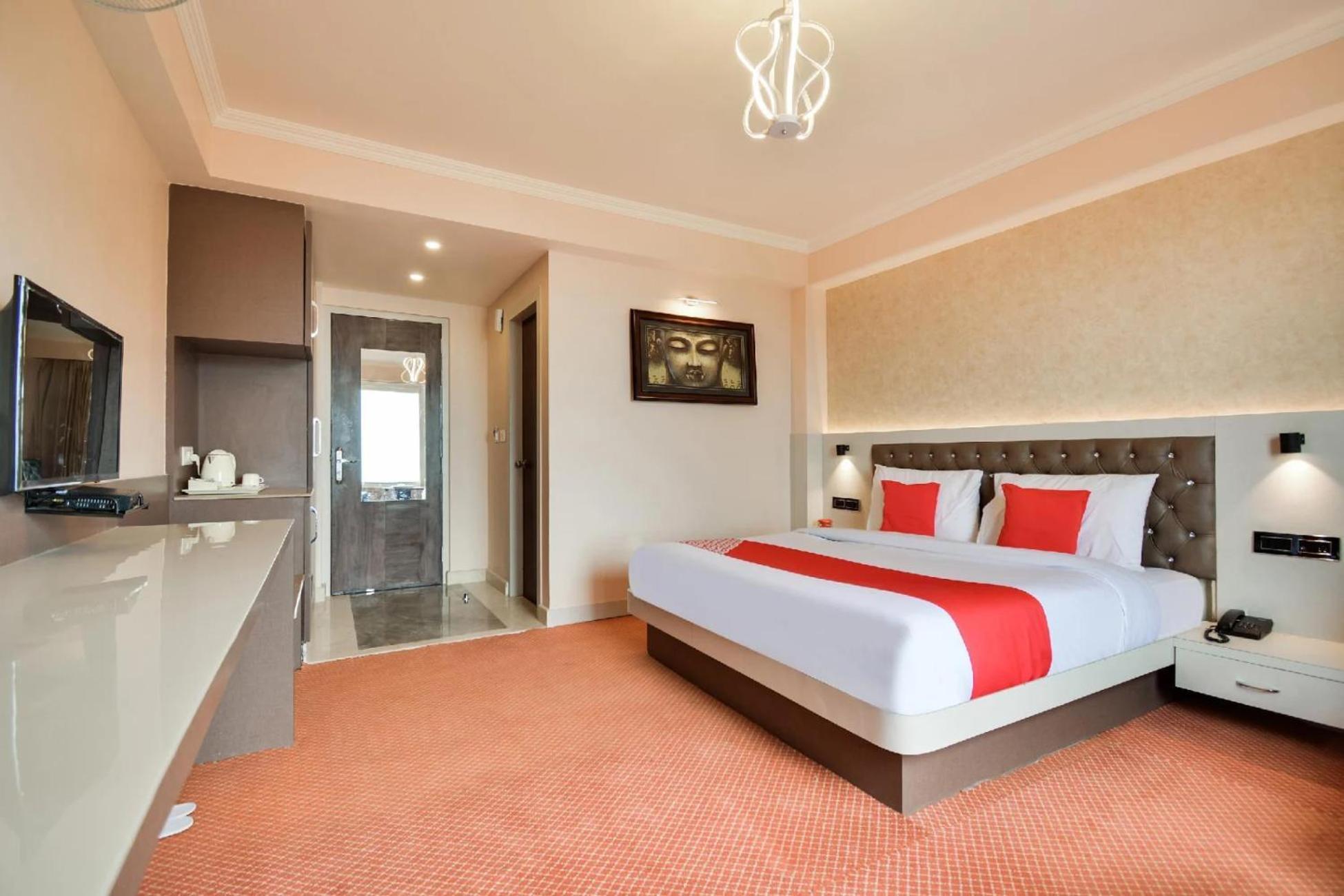 Aangan Regency Hotel Simlá Kültér fotó