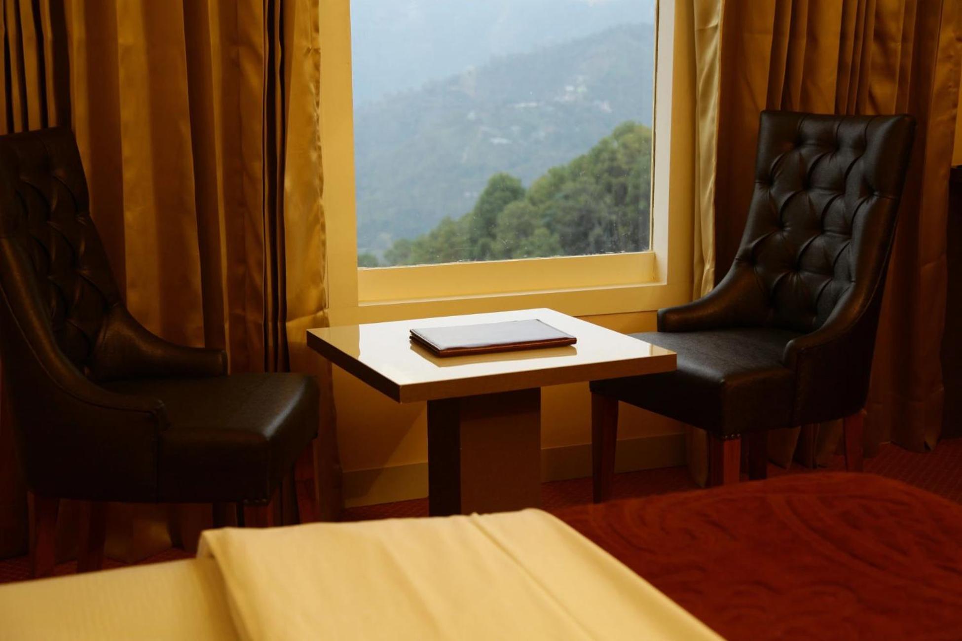 Aangan Regency Hotel Simlá Kültér fotó