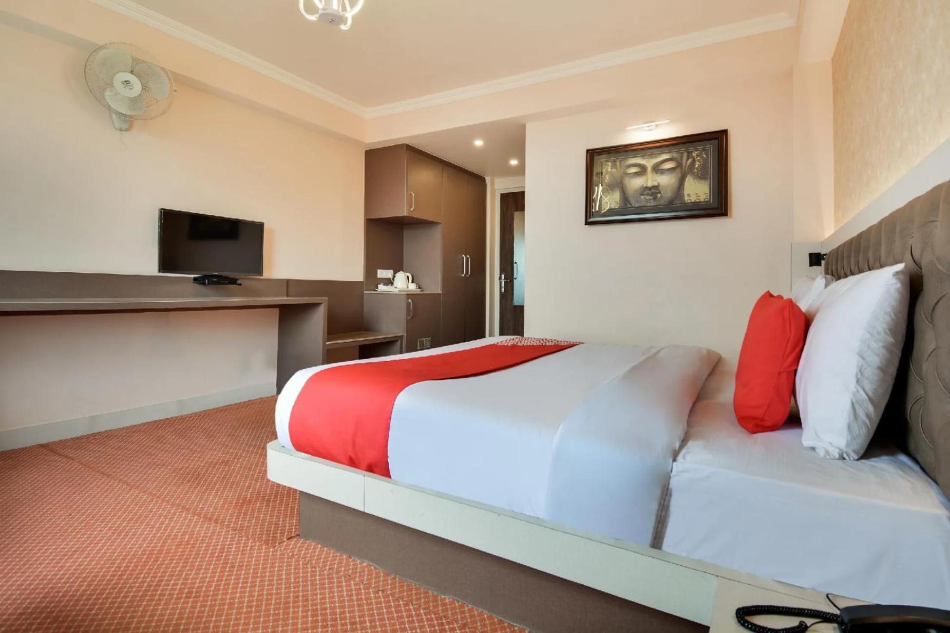 Aangan Regency Hotel Simlá Kültér fotó