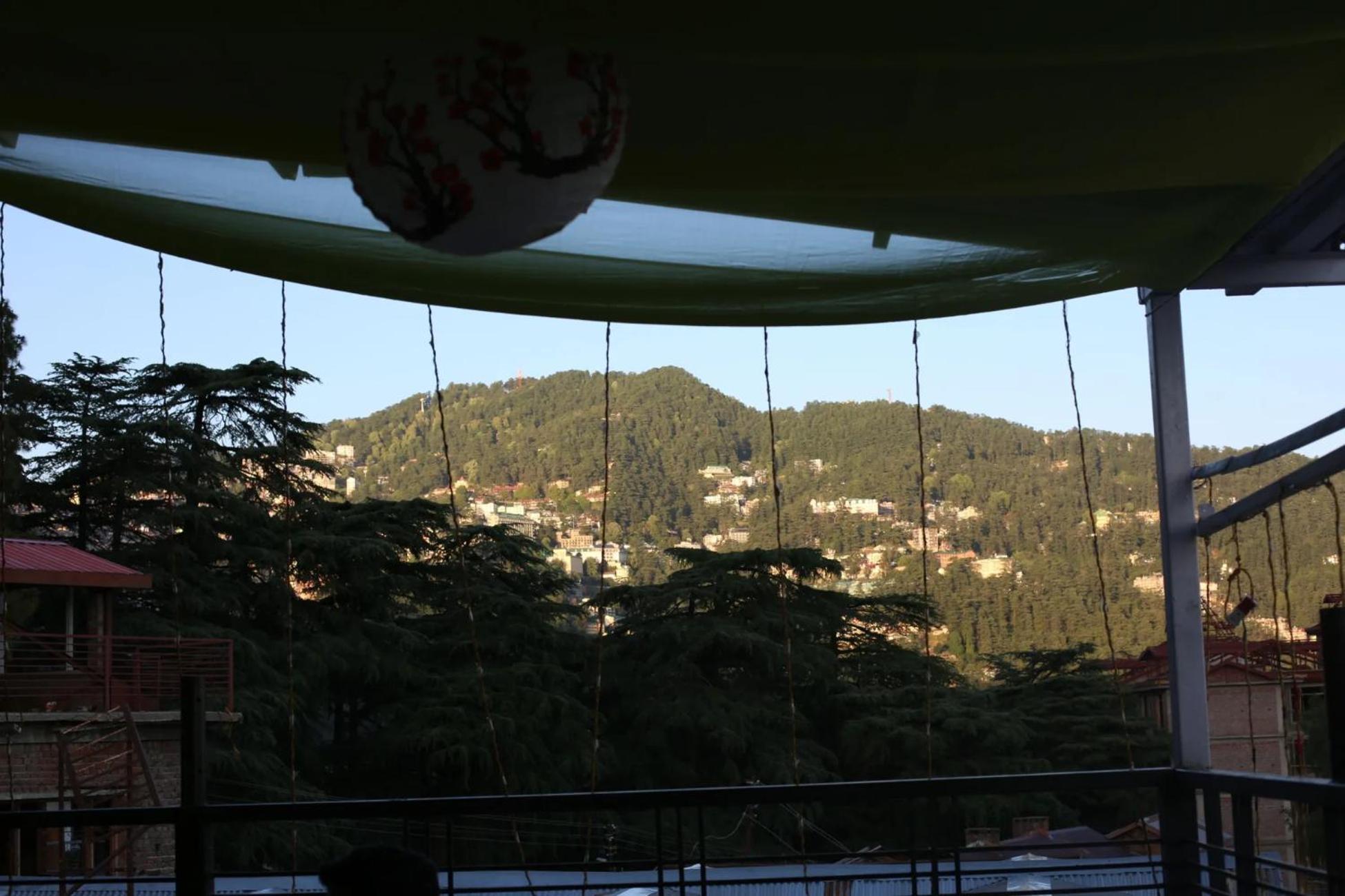 Aangan Regency Hotel Simlá Kültér fotó