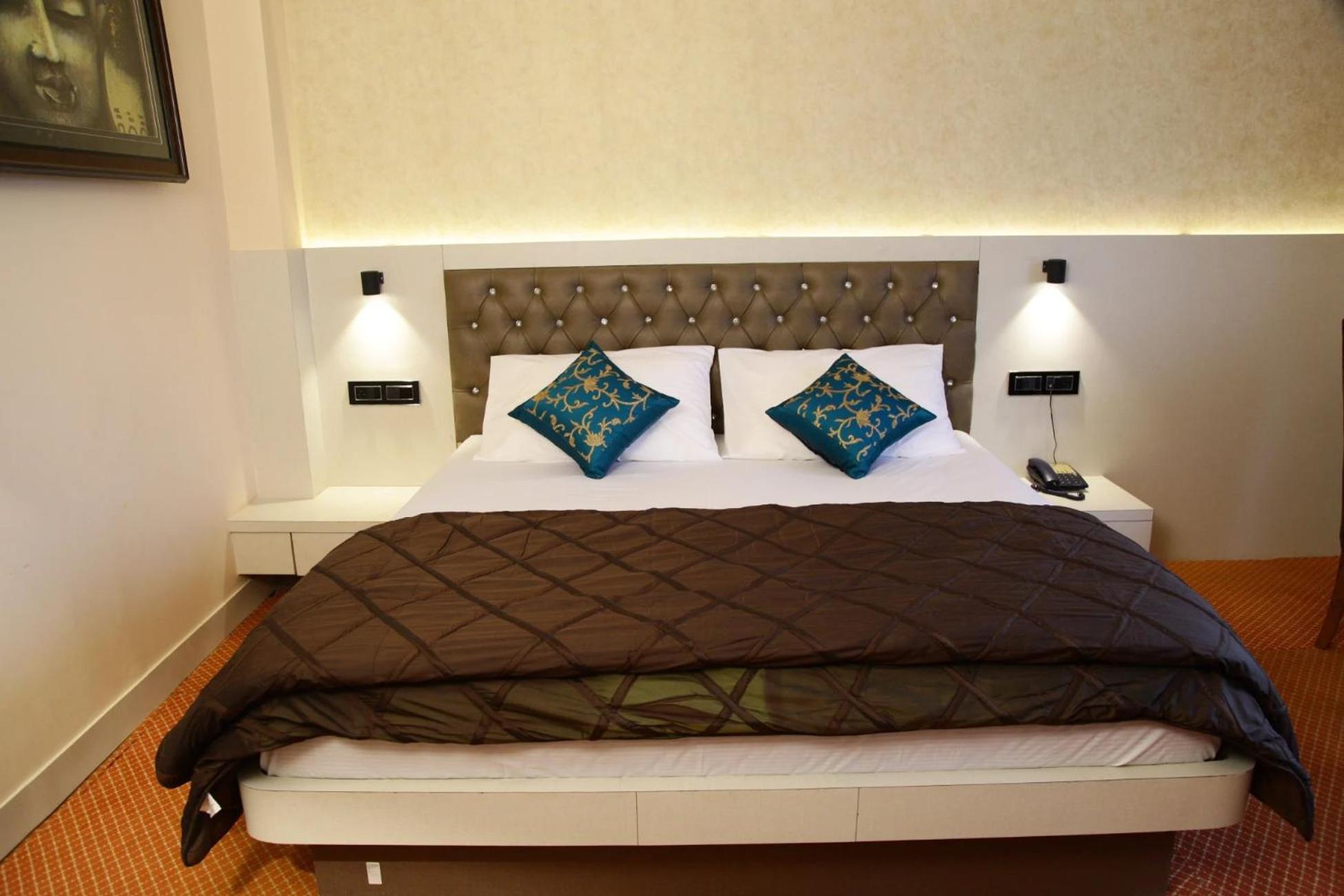 Aangan Regency Hotel Simlá Kültér fotó