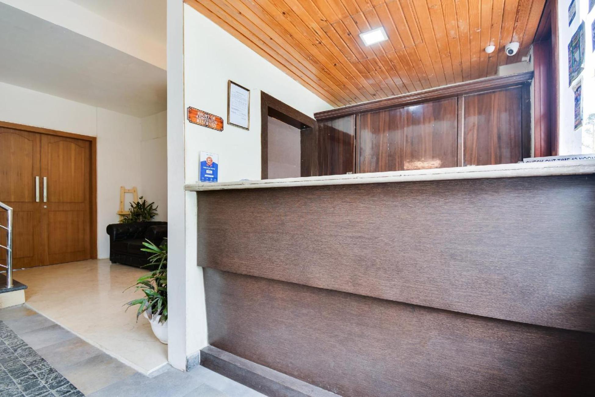 Aangan Regency Hotel Simlá Kültér fotó