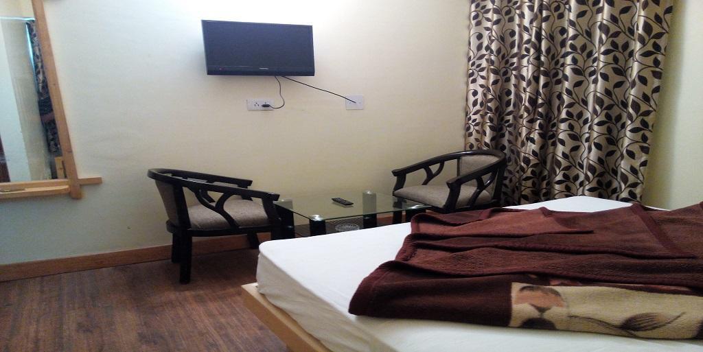Aangan Regency Hotel Simlá Kültér fotó