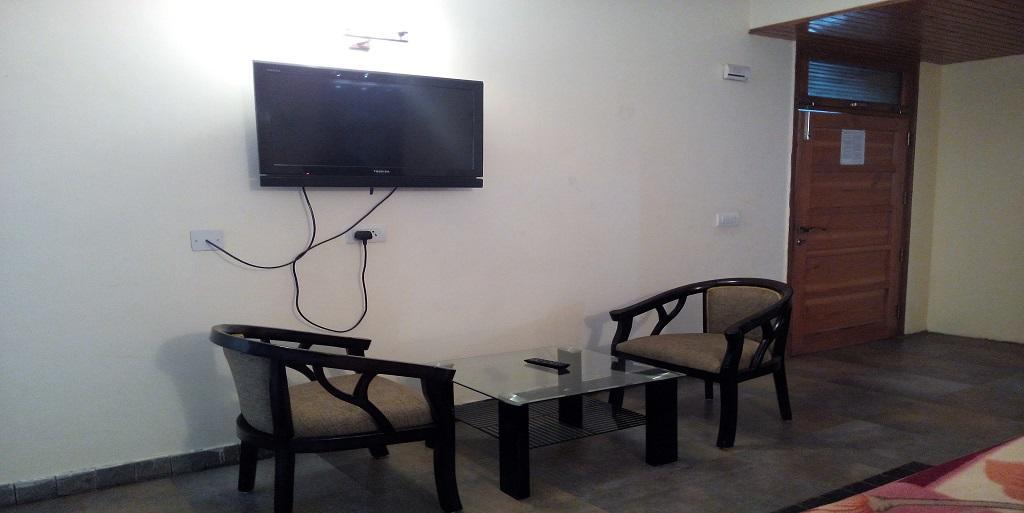 Aangan Regency Hotel Simlá Kültér fotó