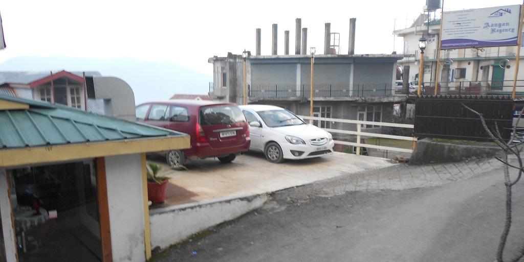 Aangan Regency Hotel Simlá Kültér fotó
