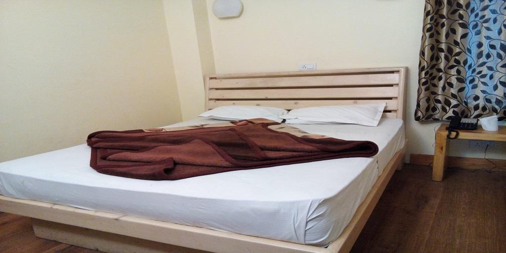 Aangan Regency Hotel Simlá Kültér fotó