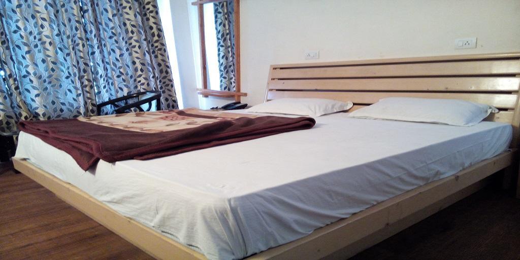 Aangan Regency Hotel Simlá Kültér fotó