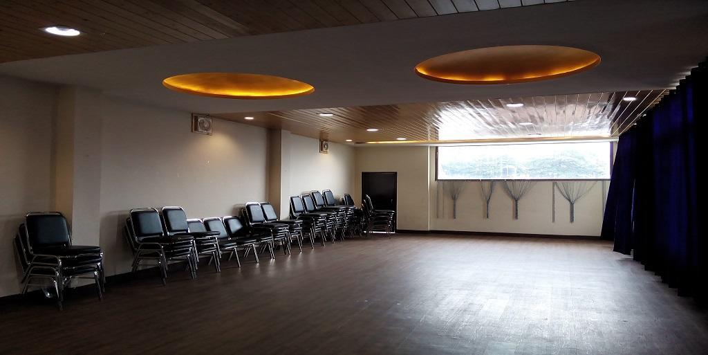 Aangan Regency Hotel Simlá Kültér fotó
