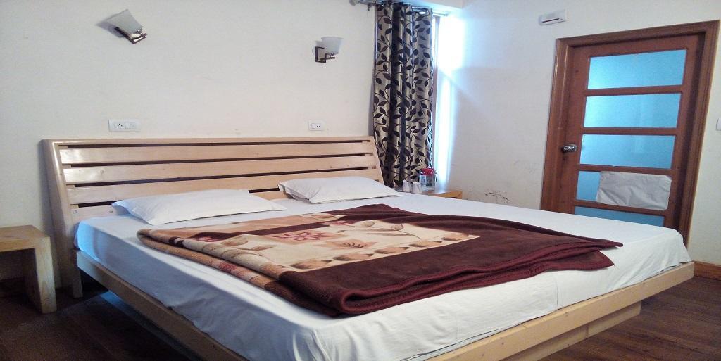 Aangan Regency Hotel Simlá Kültér fotó