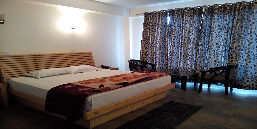 Aangan Regency Hotel Simlá Kültér fotó
